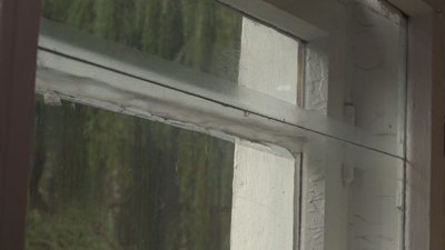 Тріснуте вікно у класі 19-ї школи Тріснуте вікно у класі 19-ї школи