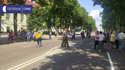 У Сумах люди перекрили вулицю Привокзальну біля готелю "Ювілейний" У Сумах люди перекрили вулицю Привокзальну біля готелю "Ювілейний"
