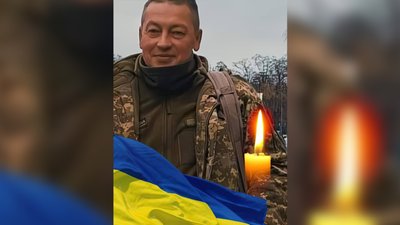 На Чернігівщині попрощалися з двома військовими, які загинули під Бахмутом на Донеччині На Чернігівщині попрощалися з двома військовими, які загинули під Бахмутом на Донеччині