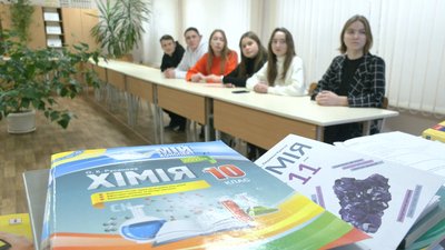 Повернулись за парти після річної перерви: у ліцеї на Черкащині діти розпочали офлайн навчання Повернулись за парти після річної перерви: у ліцеї на Черкащині діти розпочали офлайн навчання