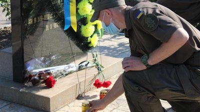 На Херсонщині вшанували пам’ять військового, який загинув в зоні ООС 7 років тому На Херсонщині вшанували пам’ять військового, який загинув в зоні ООС 7 років тому