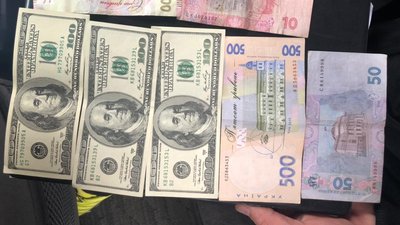 У Житомирі затримали фальшивовалютників, які збували підроблені долари США У Житомирі затримали фальшивовалютників, які збували підроблені долари США