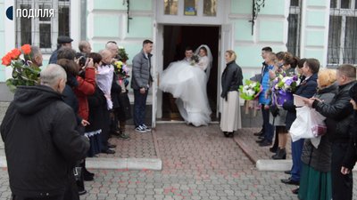 "Кохання поза часом": 20 пар зареєстрували шлюб в День закоханих у Хмельницькому