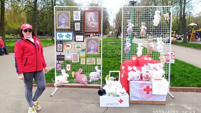 Вироби ручної роботи волонтерів та їх дітей хмельничани купували доволі активно, каже волонтерка Наталія. Вироби ручної роботи волонтерів та їх дітей хмельничани купували доволі активно, каже волонтерка Наталія.