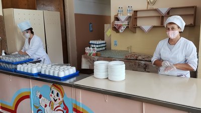 Булочки в пакеті та почергове харчування: як працюють шкільні їдальні у Луцьку