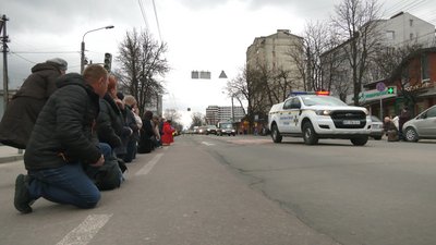 На Івано-Франківщині зустріли скорботний кортеж з тілом воїна Віталія Мерінова На Івано-Франківщині зустріли скорботний кортеж з тілом воїна Віталія Мерінова