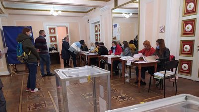 Дільнича комісія підраховує пусті бюлетені, які залишились на дільниці Дільнича комісія підраховує пусті бюлетені, які залишились на дільниці