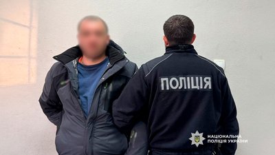 Вкрав телефон: у Чернігові поліцейські затримали підозрюваного у грабежі