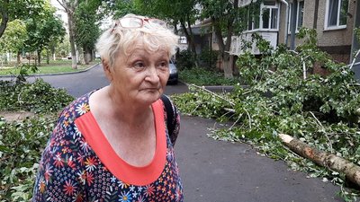 У Корабельному районі Миколаєва буревій повалив дерева. Одне з них заблокувало під’їзд У Корабельному районі Миколаєва буревій повалив дерева. Одне з них заблокувало під’їзд