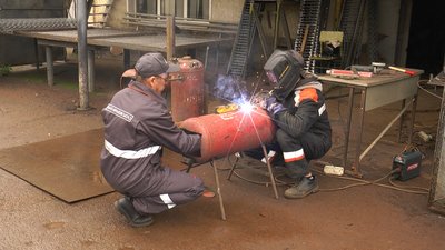 Щоб на фронті було тепло: працівники "Івано-Франківськгазу" виготовляють буржуйки для ЗСУ Щоб на фронті було тепло: працівники "Івано-Франківськгазу" виготовляють буржуйки для ЗСУ