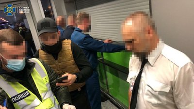 СБУ впіймала митників аеропорту Бориспіль на хабарництві СБУ впіймала митників аеропорту Бориспіль на хабарництві