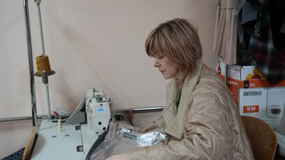 Шиє речі, щоб допомогти ЗСУ. Волонтерка з Херсона робить ковдри та м’які ноші для військових Шиє речі, щоб допомогти ЗСУ. Волонтерка з Херсона робить ковдри та м’які ноші для військових