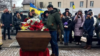 Сумчани попрощалися з оборонцем Маріуполя Максимом Міхліним Сумчани попрощалися з оборонцем Маріуполя Максимом Міхліним