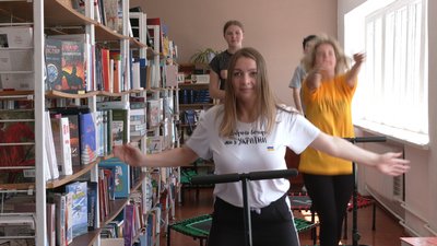 Стрибають на батутах та плетуть сітки: як у бібліотеці, що на прикордонні Чернігівщини, відвідувачі проводять дозвілля Стрибають на батутах та плетуть сітки: як у бібліотеці, що на прикордонні Чернігівщини, відвідувачі проводять дозвілля