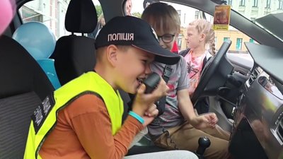 Безпечні канікули – в Житомирі поліцейські нагадали дітям про правила поведінки на дорозі та на воді Безпечні канікули – в Житомирі поліцейські нагадали дітям про правила поведінки на дорозі та на воді
