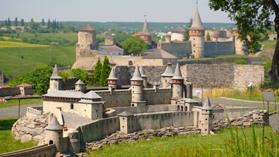 Копія Кам'янець-Подільської фортеці на фоні справжньої