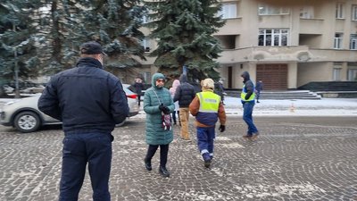 Мешканці будинку 1 на вулиці Боб ’яка в Ужгороді зібралися на мітинг біля міської ради Мешканці будинку 1 на вулиці Боб ’яка в Ужгороді зібралися на мітинг біля міської ради