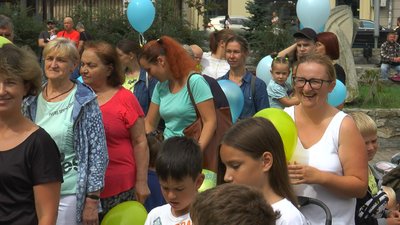 У середмісті Івано-Франківська переселенці утворили "живий" тризуб У середмісті Івано-Франківська переселенці утворили "живий" тризуб