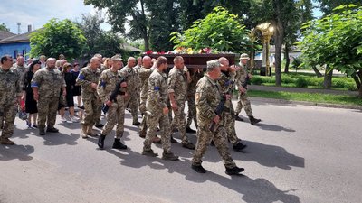 "Дуже багато на ньому трималося". На Сумщині попрощалися з захисником Іваном Красніковим