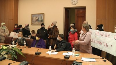 У Житомирі батьки учнів ліцею №25 прийшли під міську раду У Житомирі батьки учнів ліцею №25 прийшли під міську раду