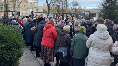 Перед судом у справі керівника Черкаської єпархії УПЦ МП митрополита Феодосія зібралися віряни Перед судом у справі керівника Черкаської єпархії УПЦ МП митрополита Феодосія зібралися віряни