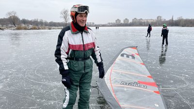 На ковзанах та з вітрилом по озеру — пенсіонер із Сум опановує новий вид спорту На ковзанах та з вітрилом по озеру — пенсіонер із Сум опановує новий вид спорту