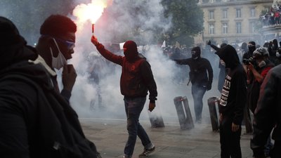 У Парижі під час маршу Black Lives Matter сталися сутички із силовиками У Парижі під час маршу Black Lives Matter сталися сутички із силовиками