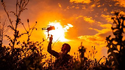 Український військовий запускає БпЛА