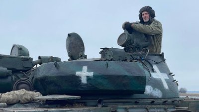 "Буде бити ворога" – затрофеїний російський танк Т-62 обороняє прикордоння Сумщини "Буде бити ворога" – затрофеїний російський танк Т-62 обороняє прикордоння Сумщини