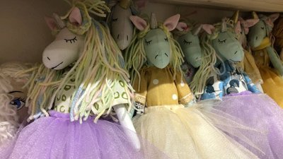 Займаються рукоділлям. Подружжя Назар Днесь та Зоряна Мартинюк Займаються рукоділлям. Подружжя Назар Днесь та Зоряна Мартинюк