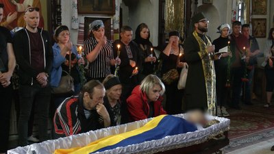 Рідні прощаються з Максимом Лавровим у Катерининській церкві в Чернігові Рідні прощаються з Максимом Лавровим у Катерининській церкві в Чернігові