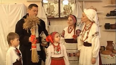 На Різдво робили дідуха з пшениці, приносили до хати і ставили на покуті. Ялинок колись не ставили. На Різдво робили дідуха з пшениці, приносили до хати і ставили на покуті. Ялинок колись не ставили.
