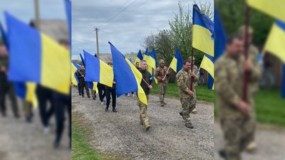 На Чернігівщині попрощалися зі старшим солдатом Максимом Суржиком, який загинув у бою від ворожого обстрілу на Луганщині На Чернігівщині попрощалися зі старшим солдатом Максимом Суржиком, який загинув у бою від ворожого обстрілу на Луганщині