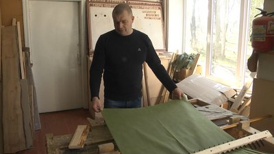 Верстат для нарізання стрічок на маскувальні сітки — вчитель ліцею №2 у Горохові Олександр Трачук Верстат для нарізання стрічок на маскувальні сітки — вчитель ліцею №2 у Горохові Олександр Трачук