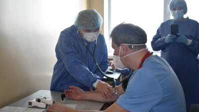 На Волині щепили від COVID-19 першого медика