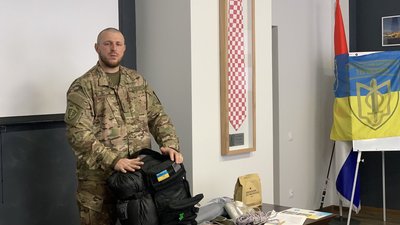 Із власного досвіду: в Тернополі військові вчили, як зібрати наплічник для евакуації Із власного досвіду: в Тернополі військові вчили, як зібрати наплічник для евакуації