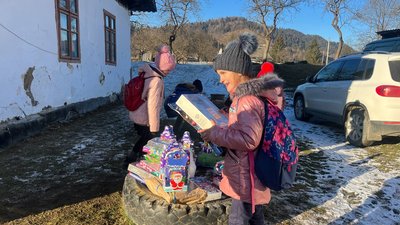 Благодійники привезли подарунки від Святого Миколая дітям з гірських сіл Буковини Благодійники привезли подарунки від Святого Миколая дітям з гірських сіл Буковини