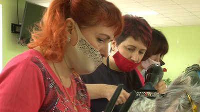 Сиві та красиві: у Черкасах пенсіонерам робили зачіски та макіяж Сиві та красиві: у Черкасах пенсіонерам робили зачіски та макіяж