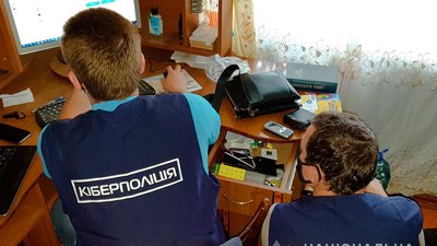 Двох миколаївських хакерів затримали кіберполіцейські Двох миколаївських хакерів затримали кіберполіцейські