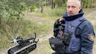 Розміновувати Харківщину рятувальникам допомагає робот-сапер Розміновувати Харківщину рятувальникам допомагає робот-сапер