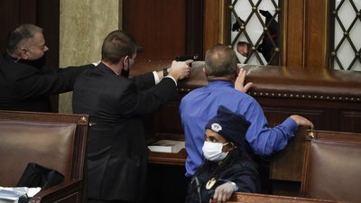 Прихильники Трампа прорвалися до будівлі Капітолію Прихильники Трампа прорвалися до будівлі Капітолію