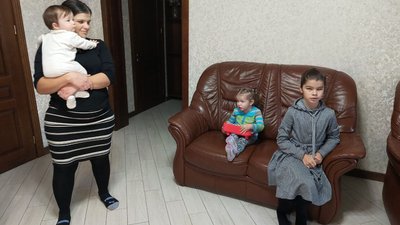 Інна Скаржинець з меншою незрячою сестрою Аліною та їхня мама Галина з найменшою донькою на руках Інна Скаржинець з меншою незрячою сестрою Аліною та їхня мама Галина з найменшою донькою на руках