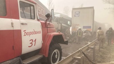 На Київщині через буревій зіткнулися шість автівок, четверо людей загинули На Київщині через буревій зіткнулися шість автівок, четверо людей загинули