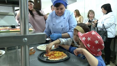 Клопотенко у Рівному провів кулінарний майстерклас для переселенців та їх дітей