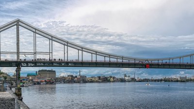 Пішохідний міст та набережна у Києві