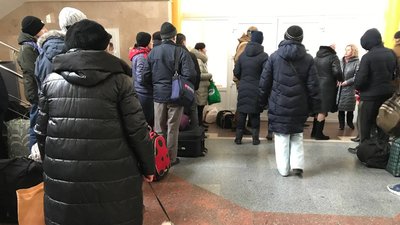 Їдуть з Херсона: через обстріли щодня з міста потягом евакуюються близько 200 людей Їдуть з Херсона: через обстріли щодня з міста потягом евакуюються близько 200 людей
