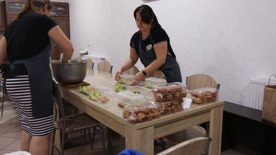 У Рівному волонтерки у церкві щодня готують обіди для військових та переселенців У Рівному волонтерки у церкві щодня готують обіди для військових та переселенців