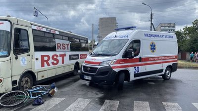 ДТП у Черкасах: велосипедист зіштовхнувся з маршруткою