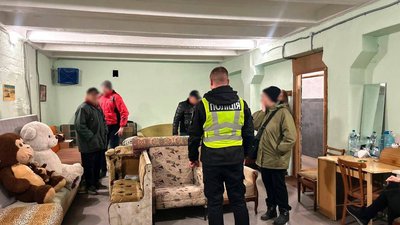 Облаштована кімната в укритті, куди намагалася потрапити жінка з дитиною