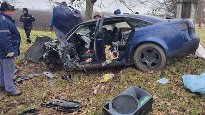 Рятувальники, за допомогою спеціального інструменту, звільнили водія з понівеченої автівки